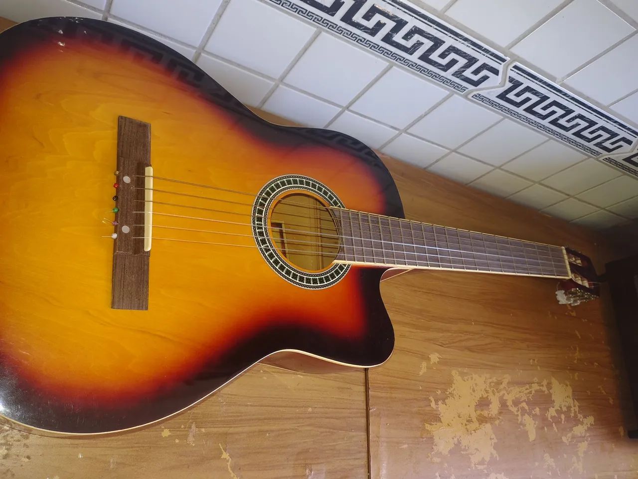 Vendo violão de marca menphis elétrico e pronto pra usar  - Foto 2