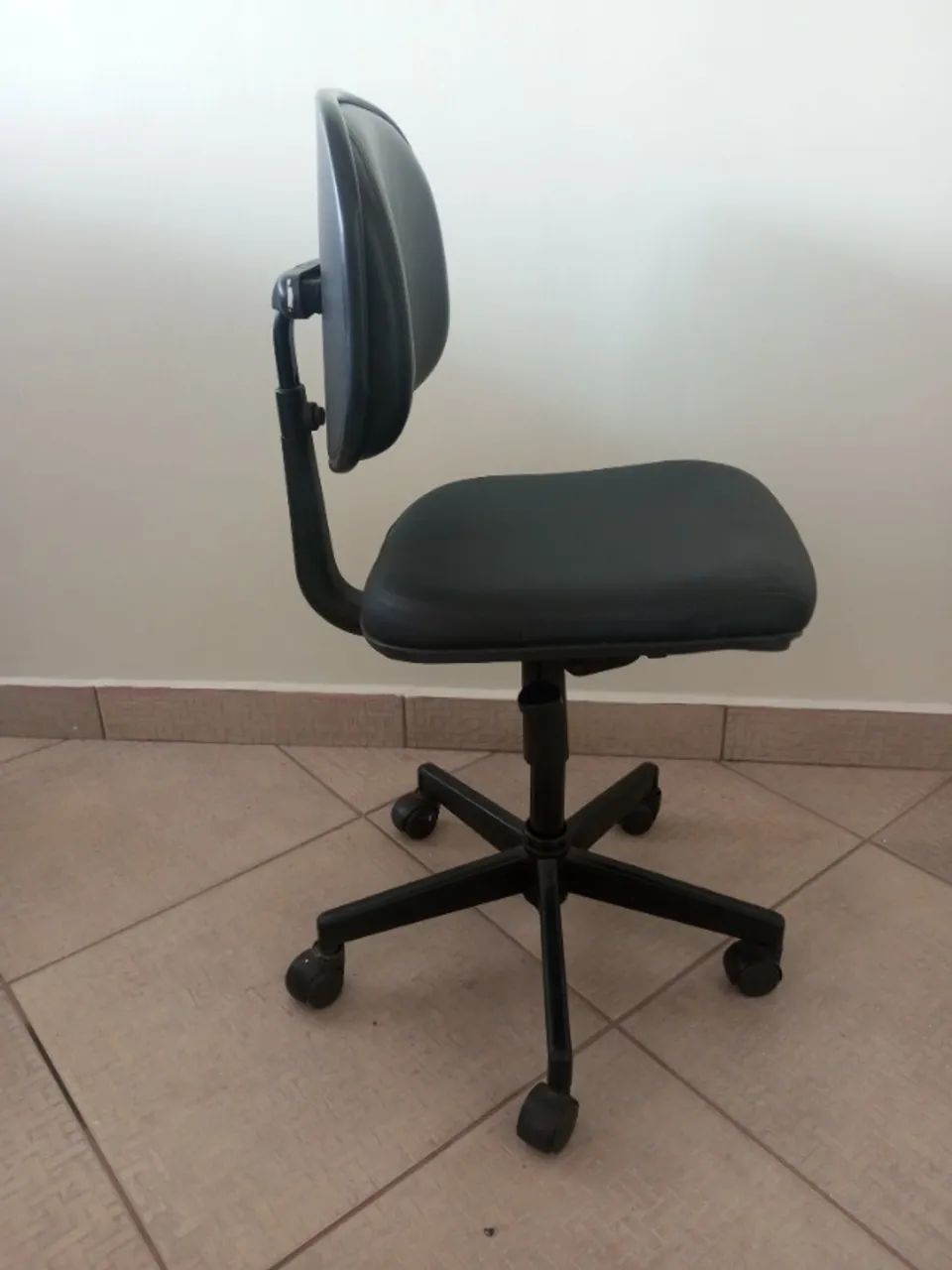 Cadeira para escritório e escrivaninha - Marca Giroflex - DESAPEGO - Foto 3