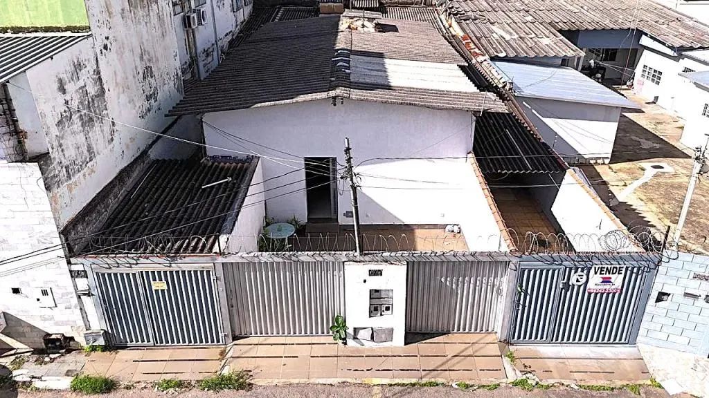 Vende-se casa no Setor Central com 3 residências dando renda - Foto 2
