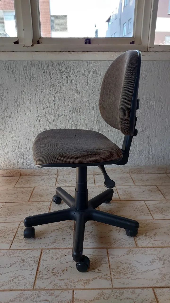 Cadeira de escritório em tecido marrom 
