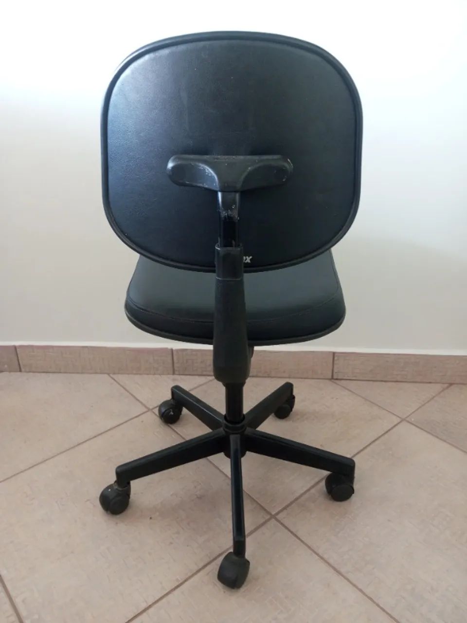 Cadeira para escritório e escrivaninha - Marca Giroflex - DESAPEGO - Foto 4