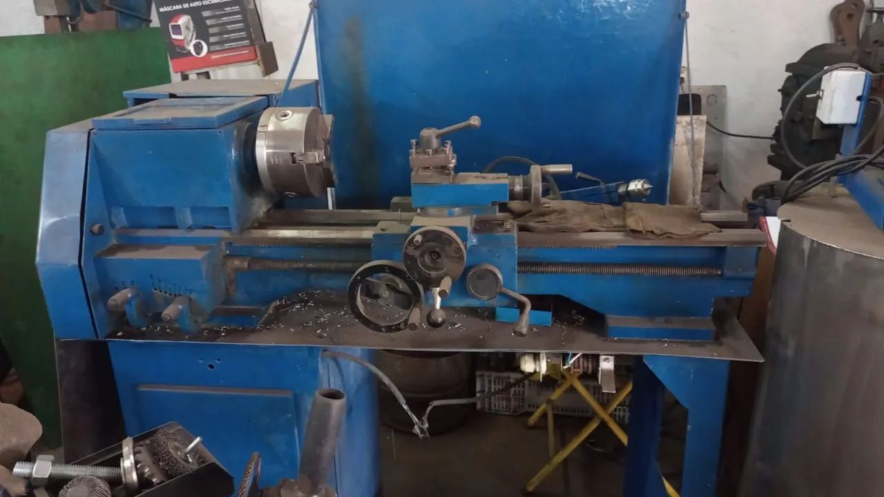 Vende-se se torno de bancada com automático.