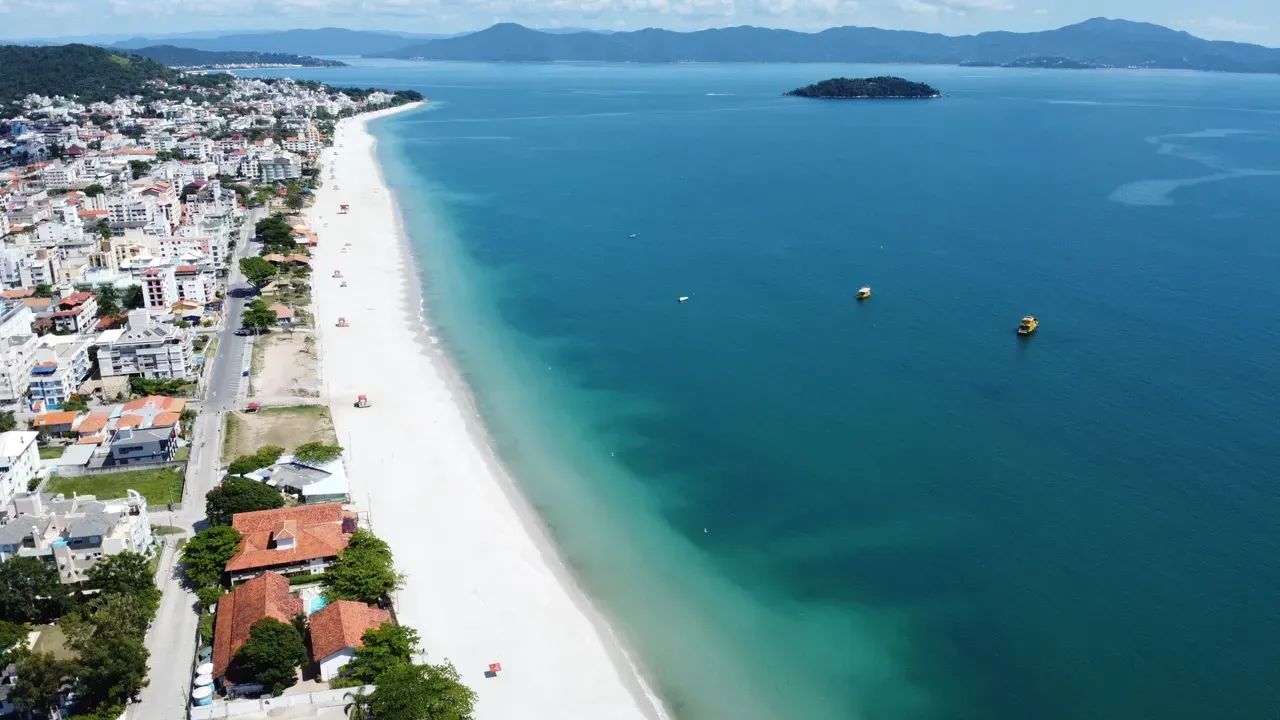 Apartamentos para locação de temporada a partir de 01 dezembro na quadra da praia em Flori