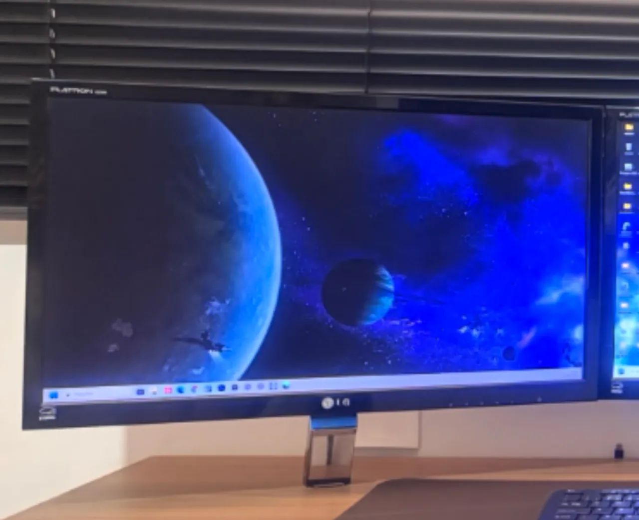 Kit com 3 Monitores LG Flatron E2260 - Ideal para Programação e Multitarefas - Foto 5