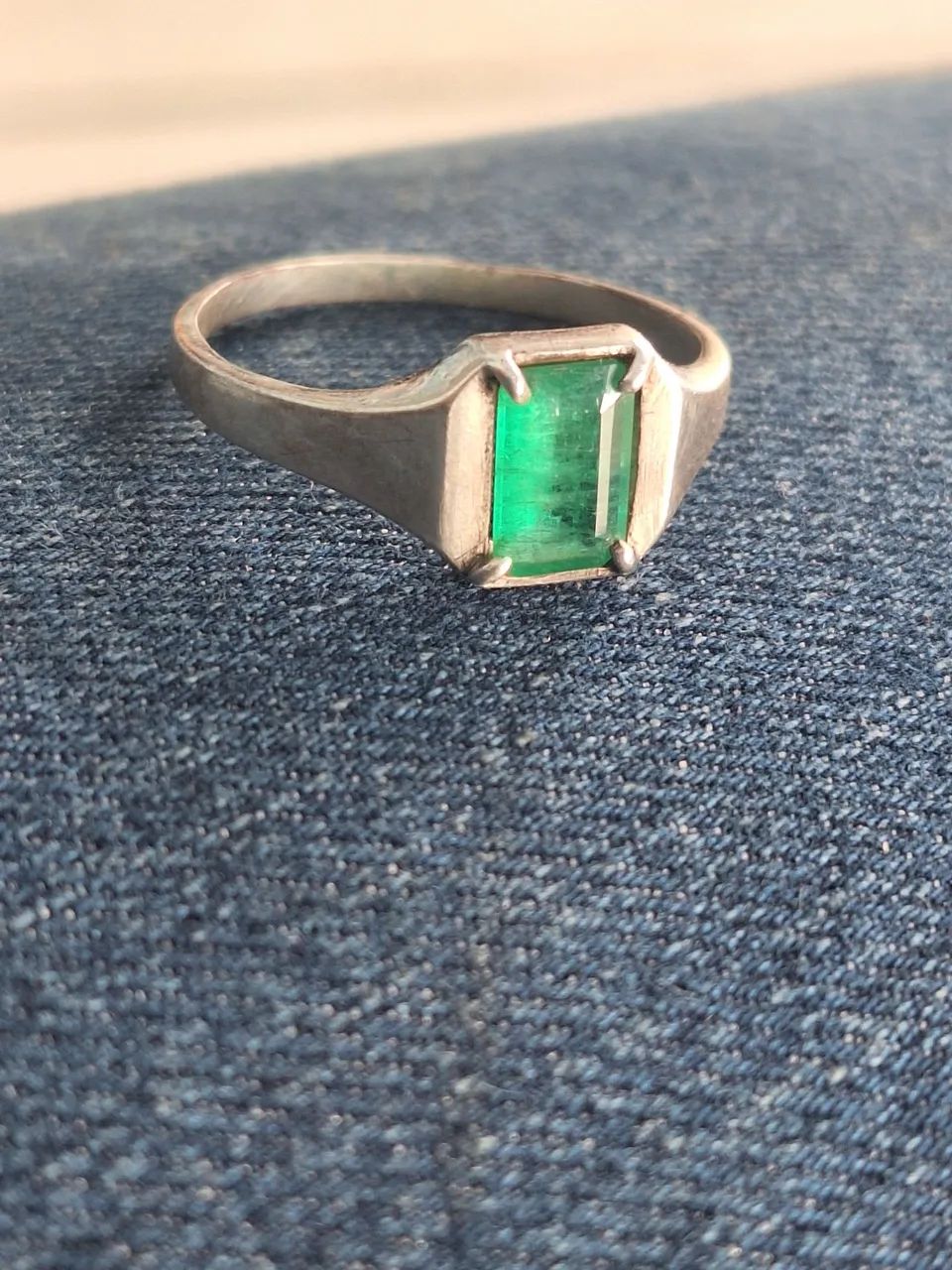 Vendo um anel de prata925 com uma esmeralda natural  - Foto 3