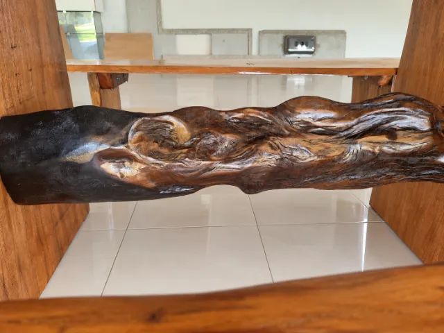 MESA RÚSTICA EM PEROBA-ROSA MACIÇA + 2 BANCOS - ARTESANAL - Foto 2