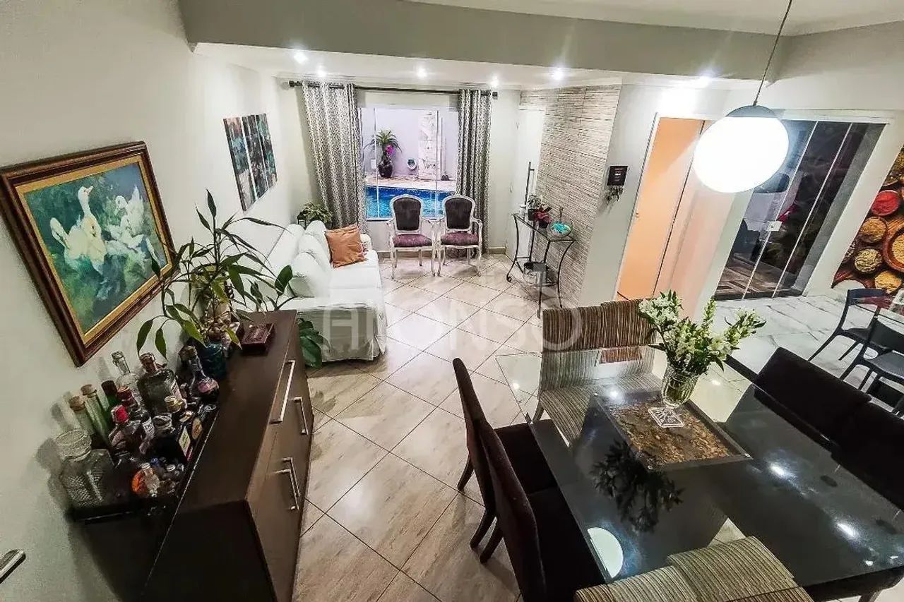 SOBRADO COM 4 QUARTOS, 2 SUÍTES E PISCINA EM TABOÃO DA SERRA