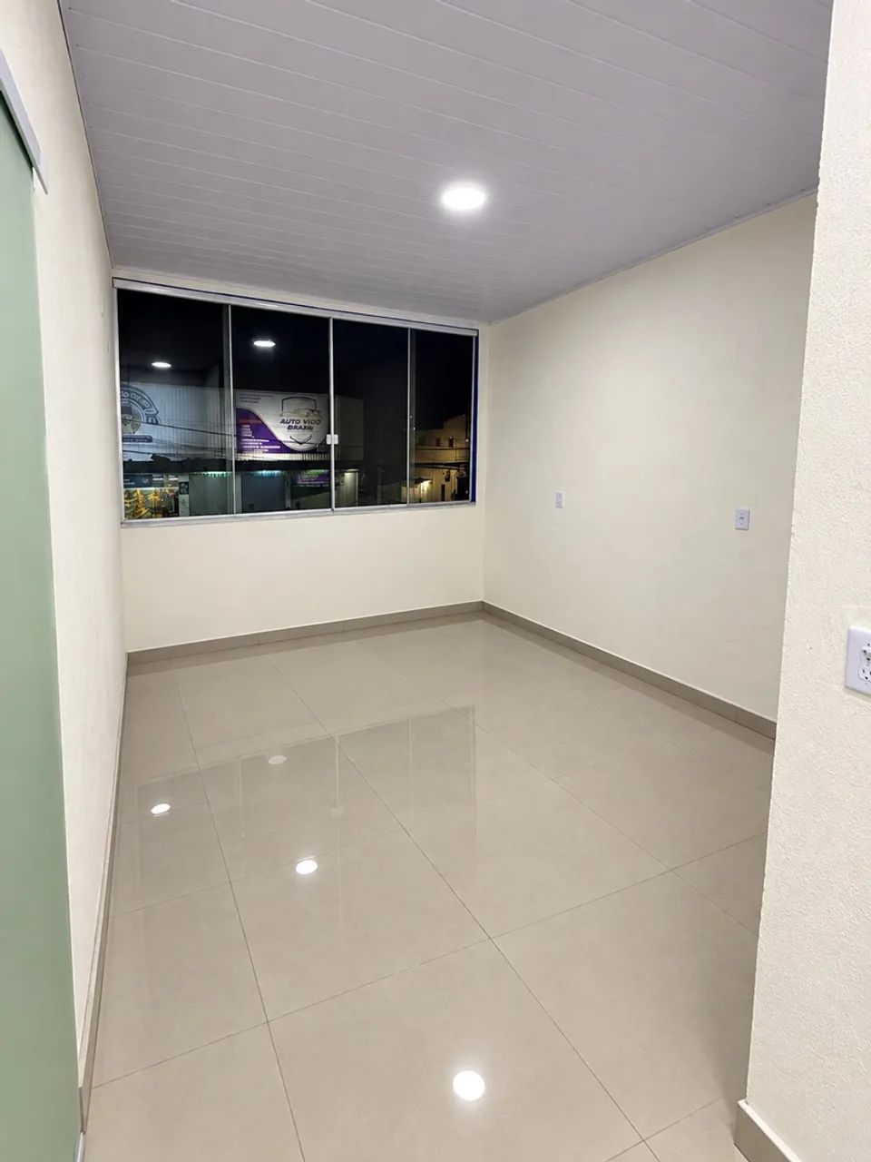 ALUGA-SE SALA COMERCIAL - ÓTIMA LOCALIZAÇÃO!