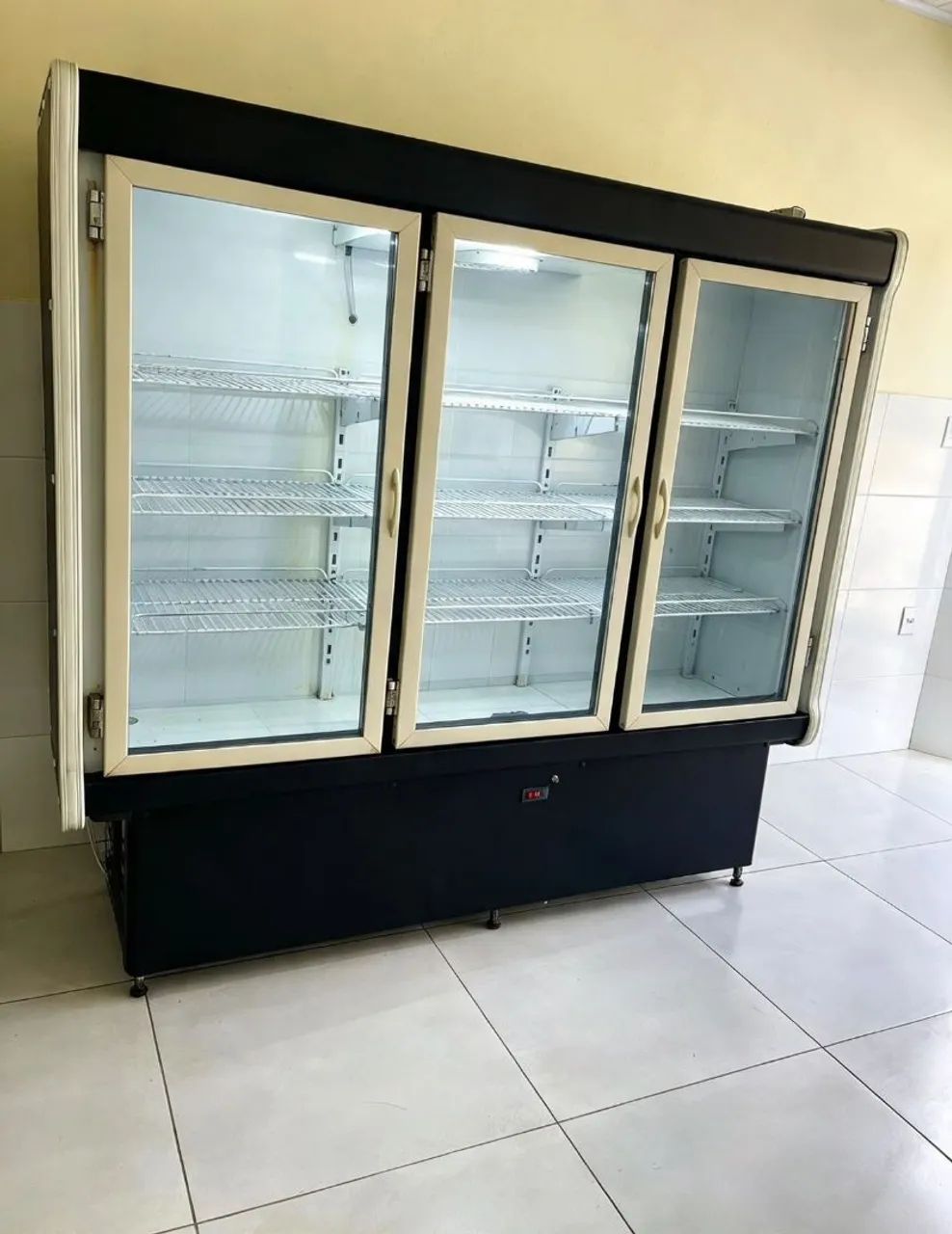 Expositor três portas