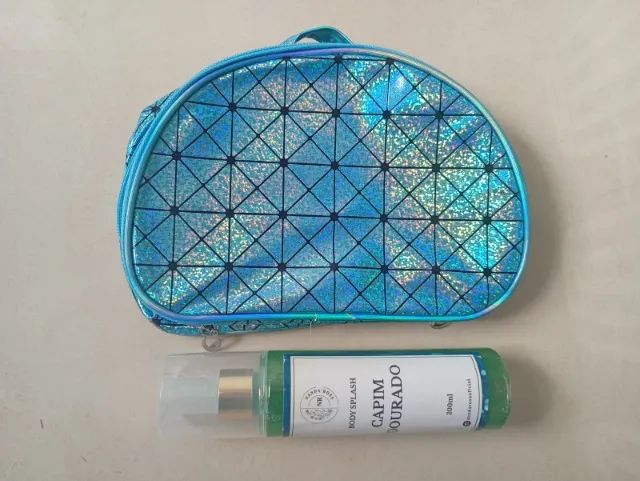 Kit Presente Necessaire Holográfica + Body Splash com Glitter