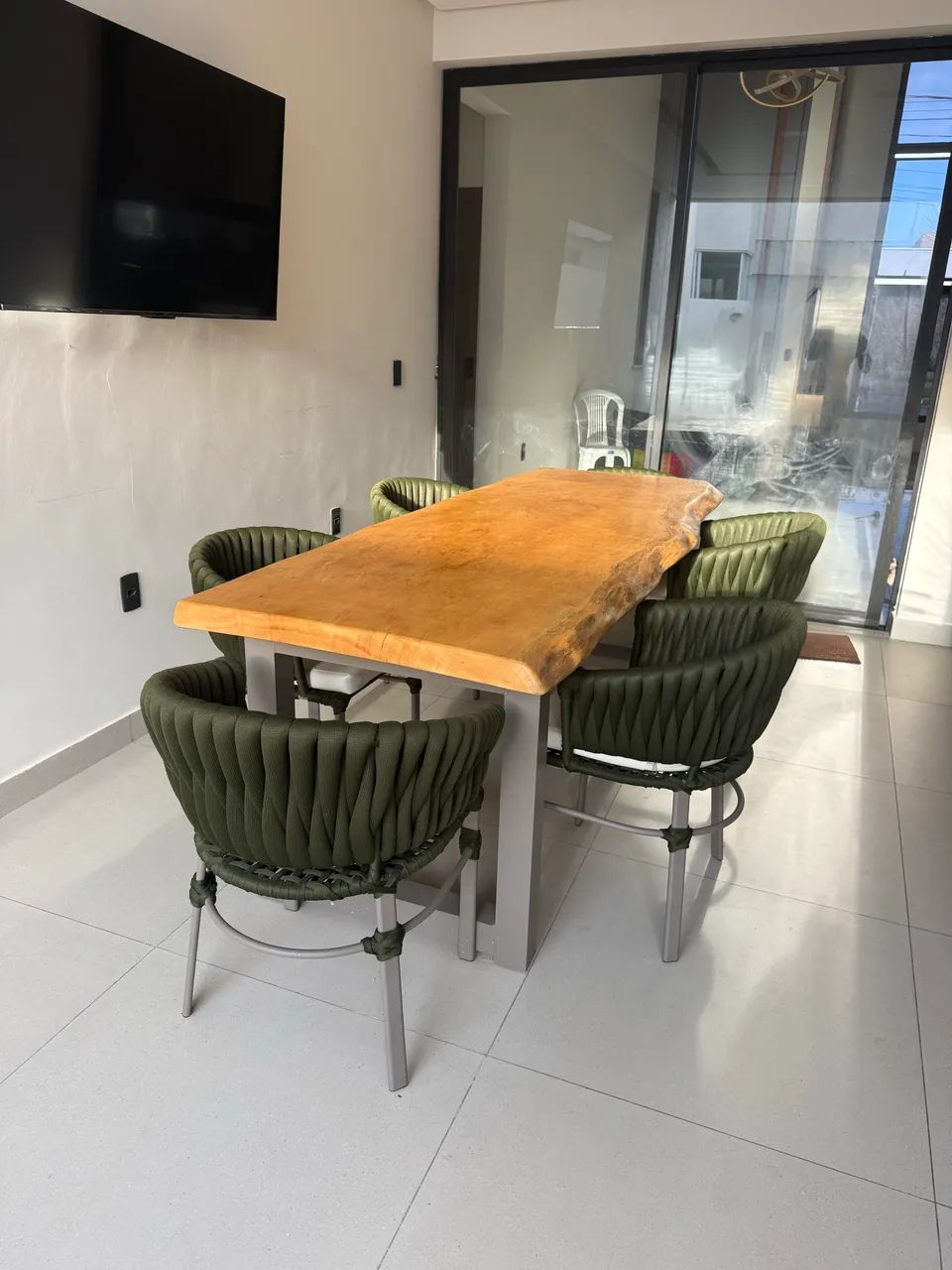 Mesa de Madeira + 6 Cadeiras - 6 Meses de Uso - Foto 3