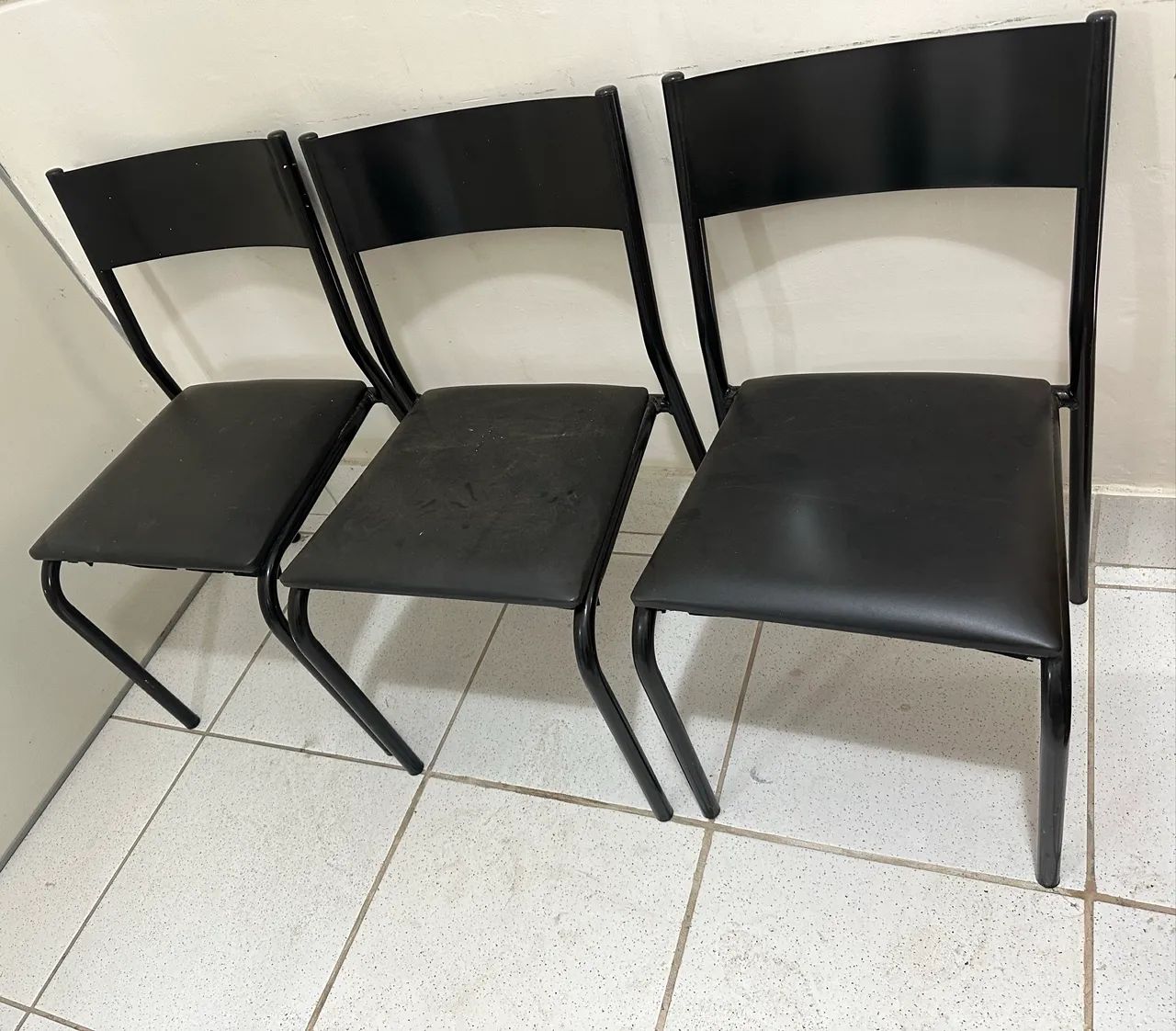 Cadeiras estofadas pretas