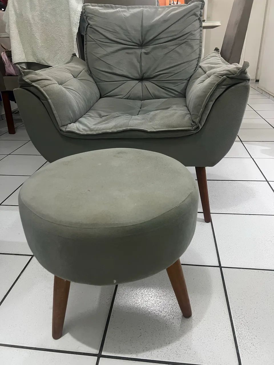 DUAS POLTRONAS E UM PUFF ( SEMINOVO ) - Foto 4