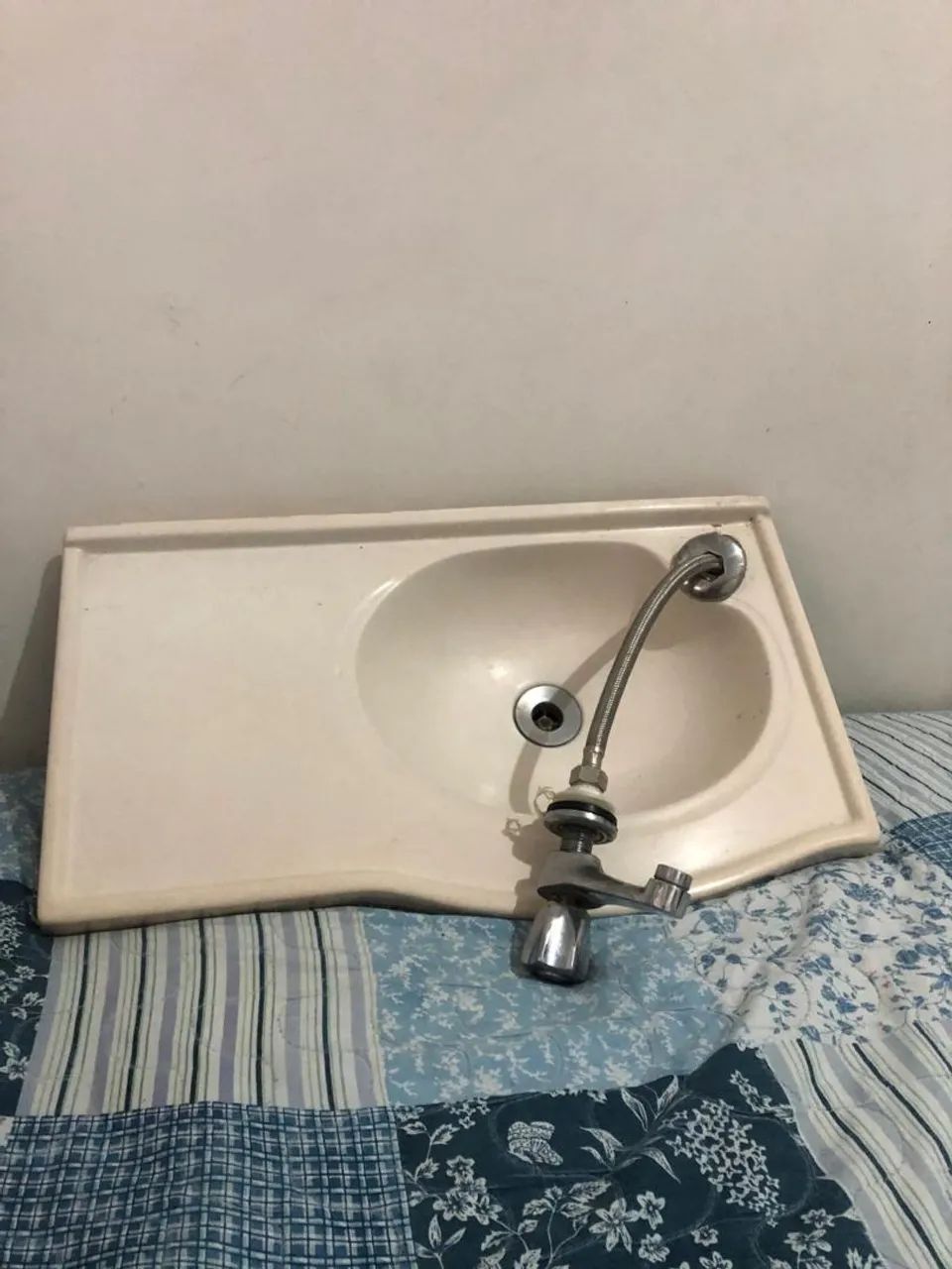 Pia de banheiro com bica 