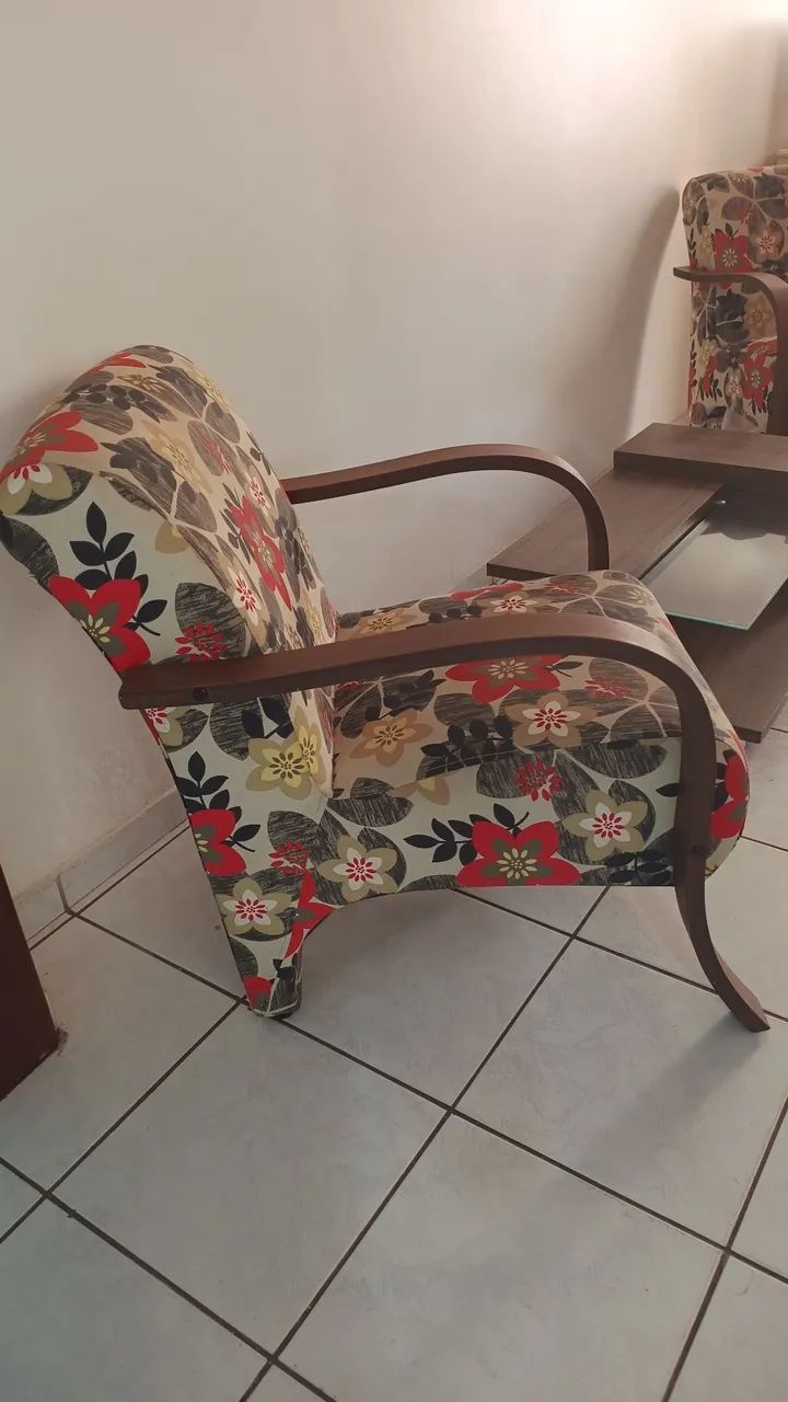 Conjunto de sala com 2 poltronas e 1 mesa de centro com rodinhas. - Foto 4