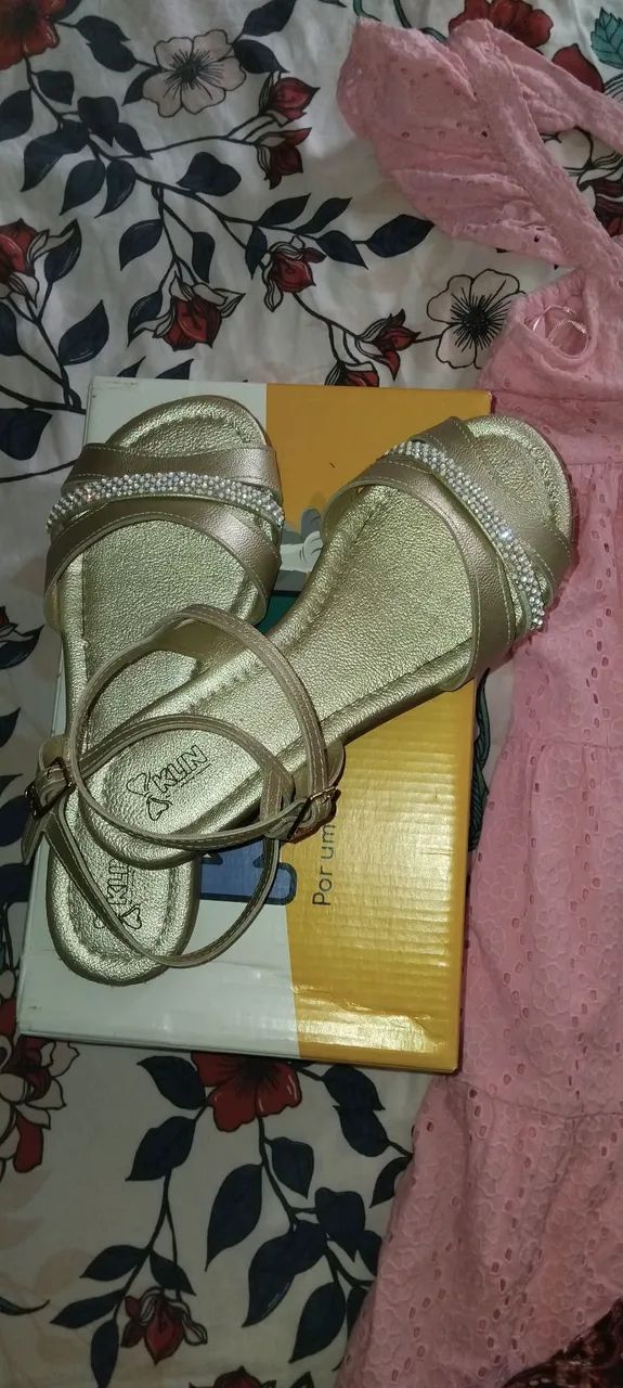 Vendo sandalia e vestido tam 10. R$ 100
