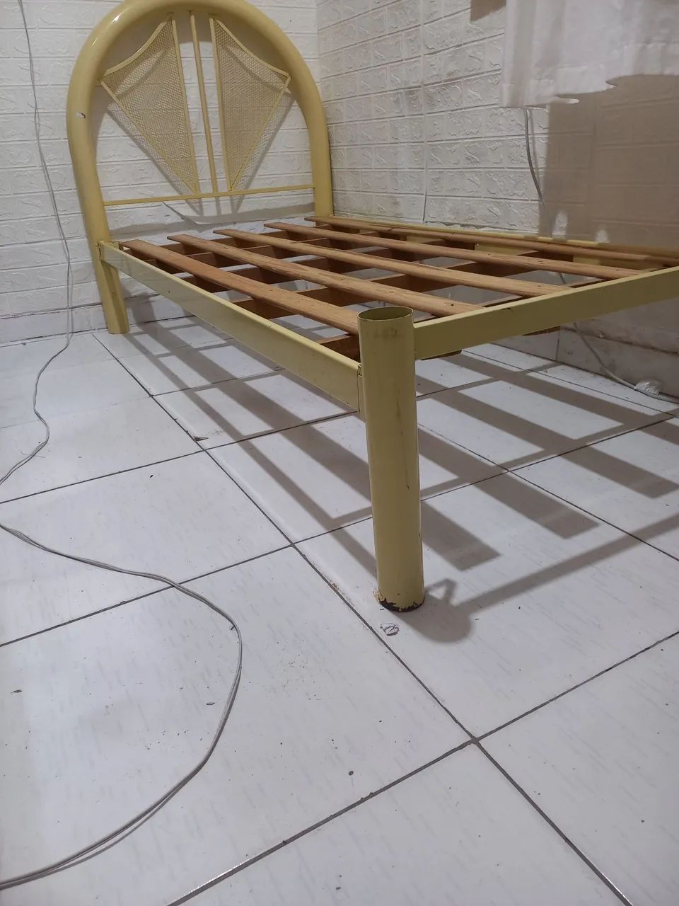 Cama de ferro solteiro na cor bege  - Foto 3