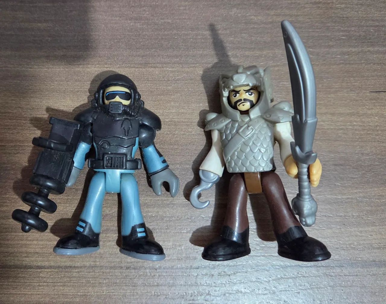 Bonecos Imaginext pirata e soldado 