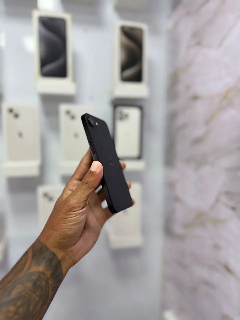 IPHONE 16e 256GB PRETO<br>R$ 3.599,00 - Foto 3
