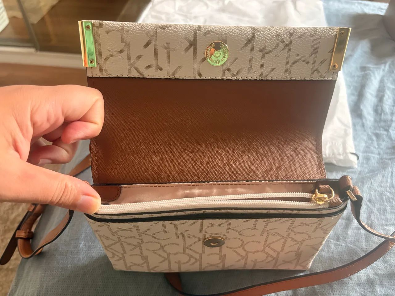 Essa bolsa Calvin Klein tá imperdível  - Foto 2