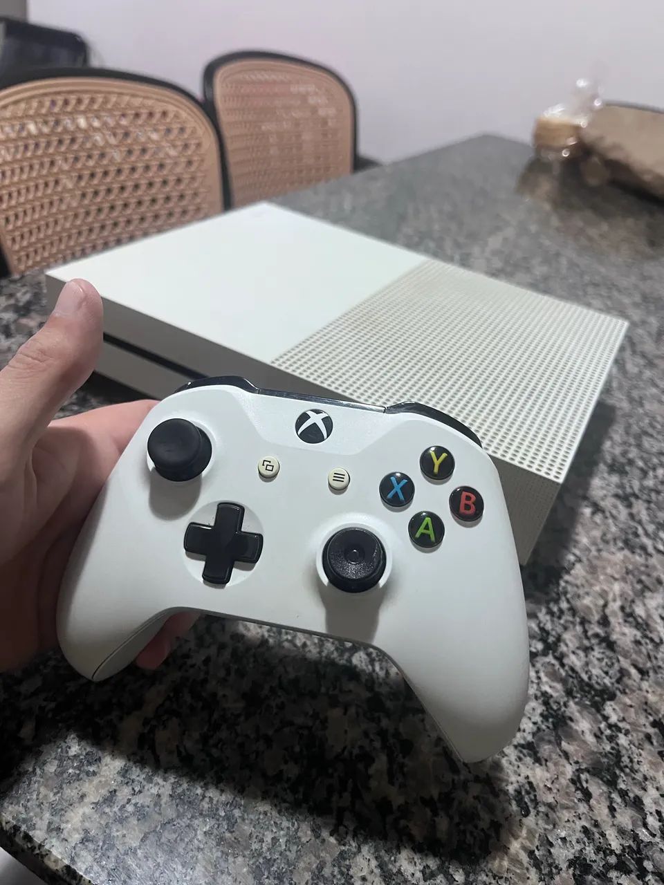 Xbox one S 800gb com resident evil 4 clássico incluso  - Foto 2
