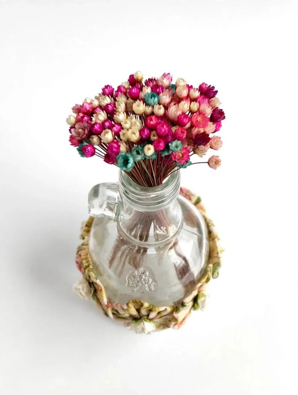 Garrafa decorada com fuxicos e flores secas  - Foto 3