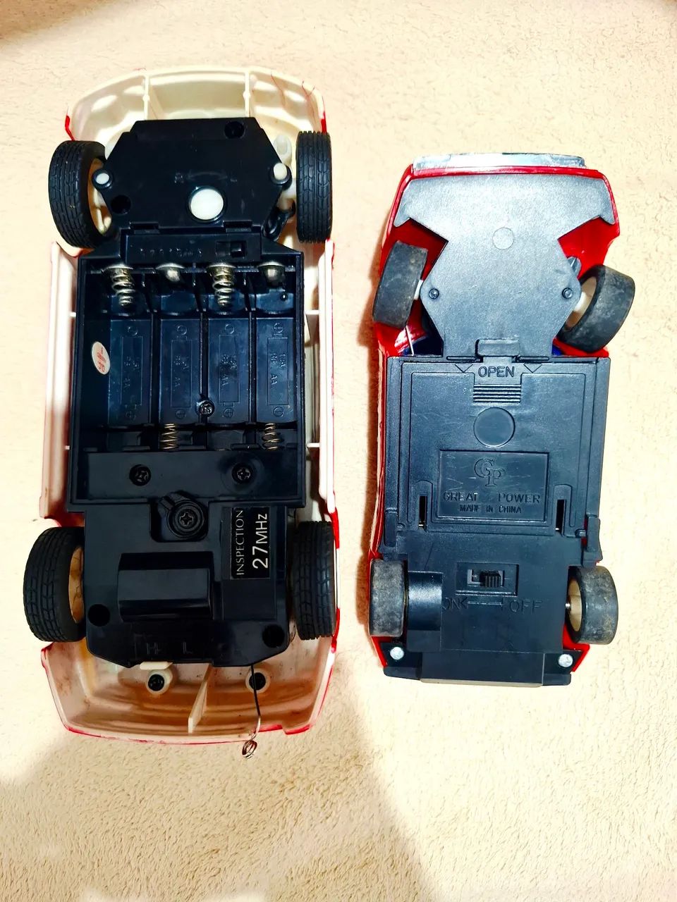 Miniatura Mitsubishi e Ferrari de plástico! - Foto 5