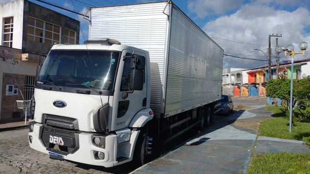 VENDE-SE CAMINHÃO FORD CARGO 2429