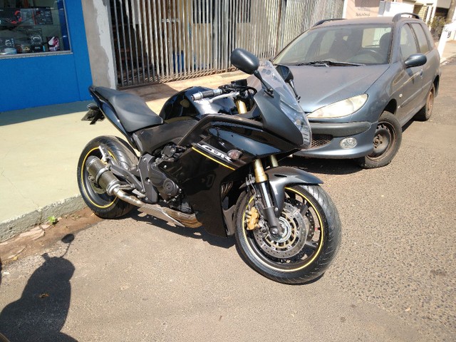 CBR 600F ANO 2012 COM APENAS 25.000KM. EM ESTADO DE 0KM.