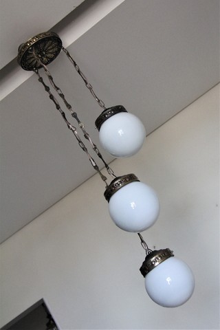 Lustre Classico com 3 Globos de Vidro e Metais Ouro Velho - Anos 60 - Foto 3