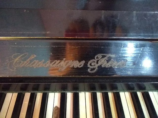 Leilão de Piano de Armário Infantil Antigo