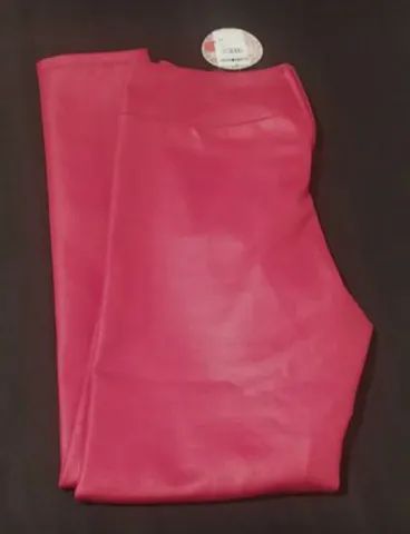 45Calça vermelha imita couro