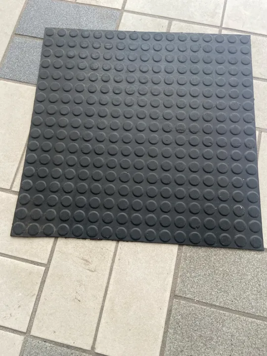 Piso emborrachado com bolinhas - Antiderrapante