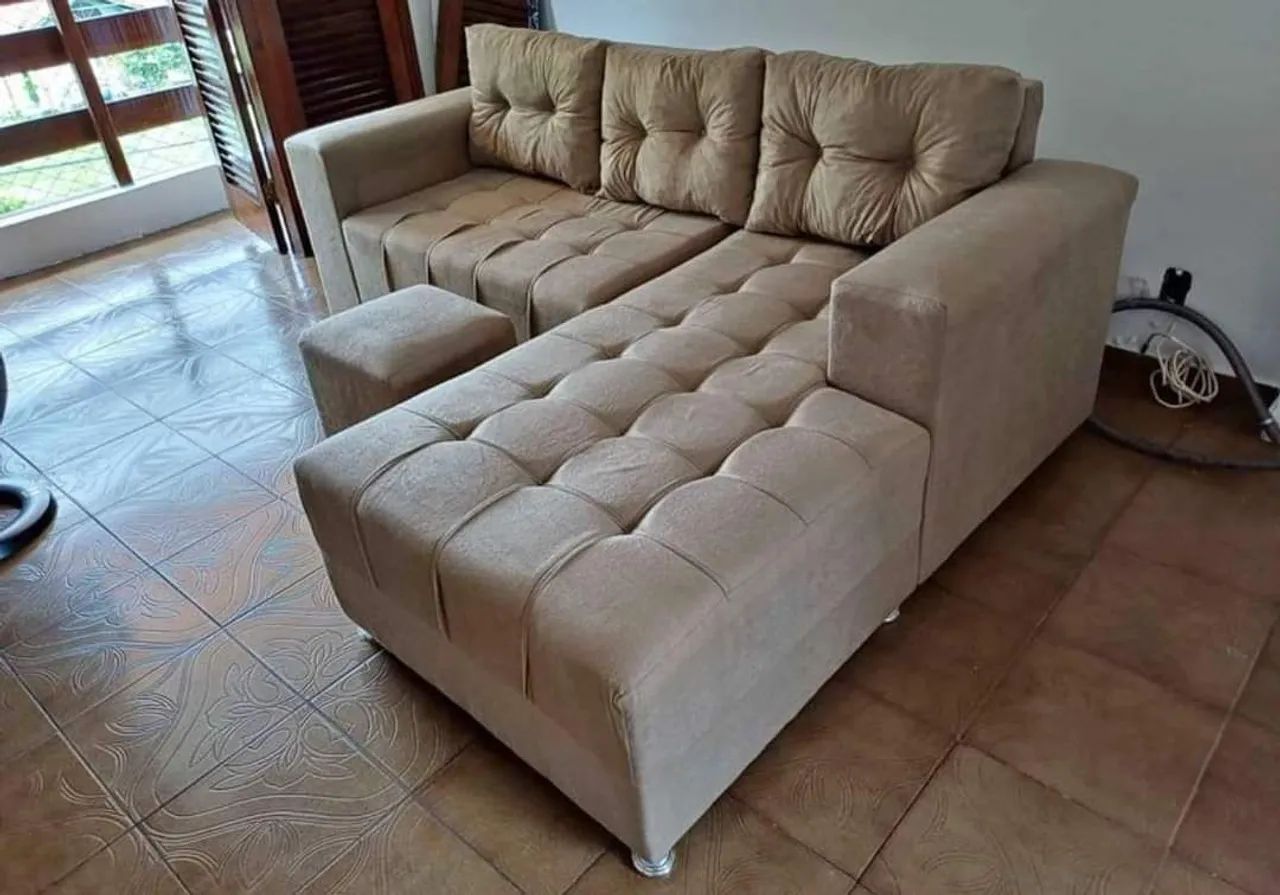 Sofá cheyse 3 lugares mais puff de brinde entrega grátis  - Foto 2