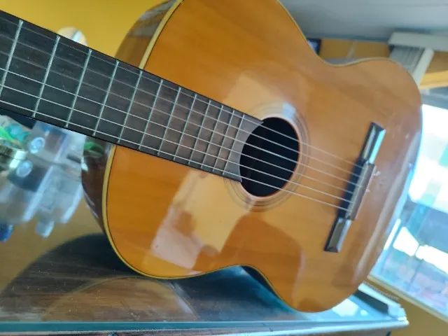 vendo um violao digiogio n* 18, em madeira, com capa acolchoada.