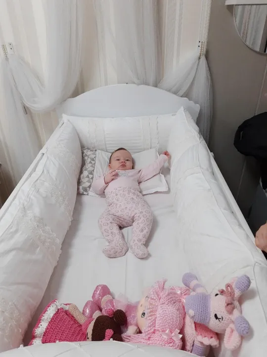 Berço infantil de madeira em branco