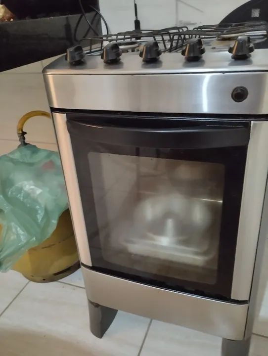 Fogão 4 Bocas com Forno -usado,forno funcionando perfeitamente só q está sem as trempes. - Foto 3