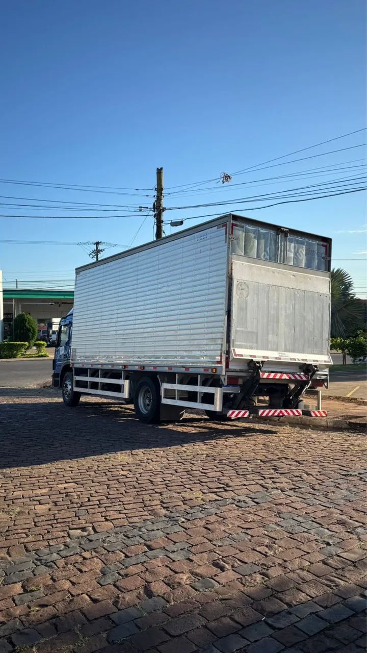 Caminhão com Platafotma Disponível para Fretes 