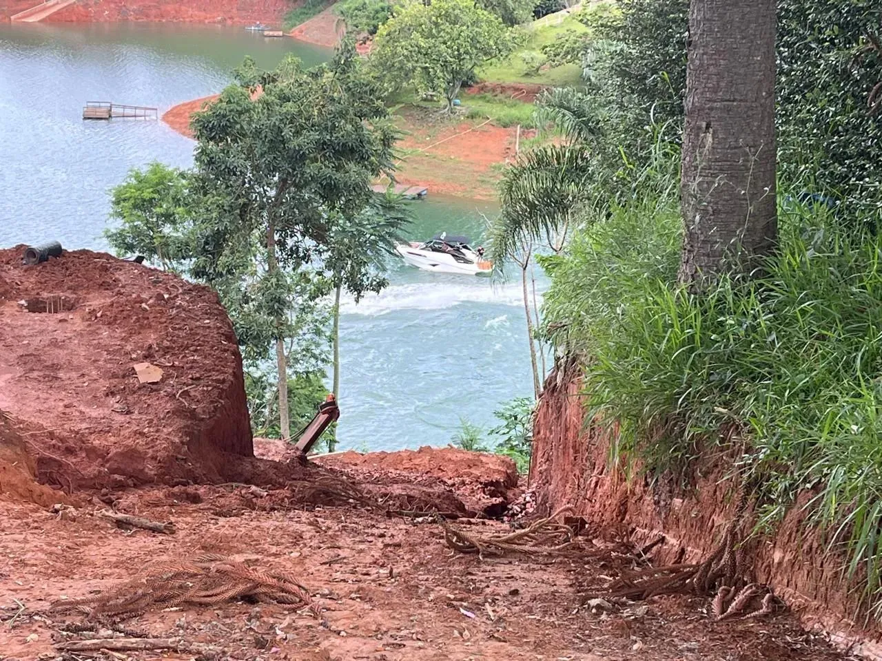 Excelente terreno pé na água em condomínio fechado em Igaratá - SP