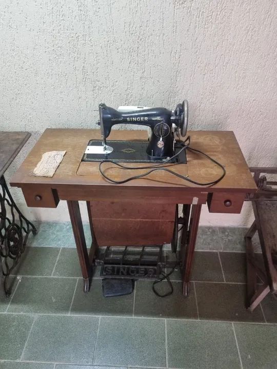 maquina de costura com gabinete usada Singer 1963 orginal. - Foto 3