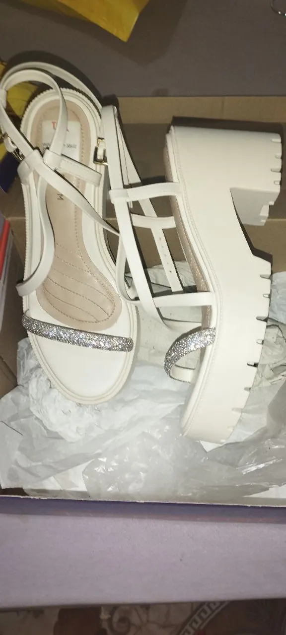 Sandália Plataforma Creme Detalhe Strass - Nova!