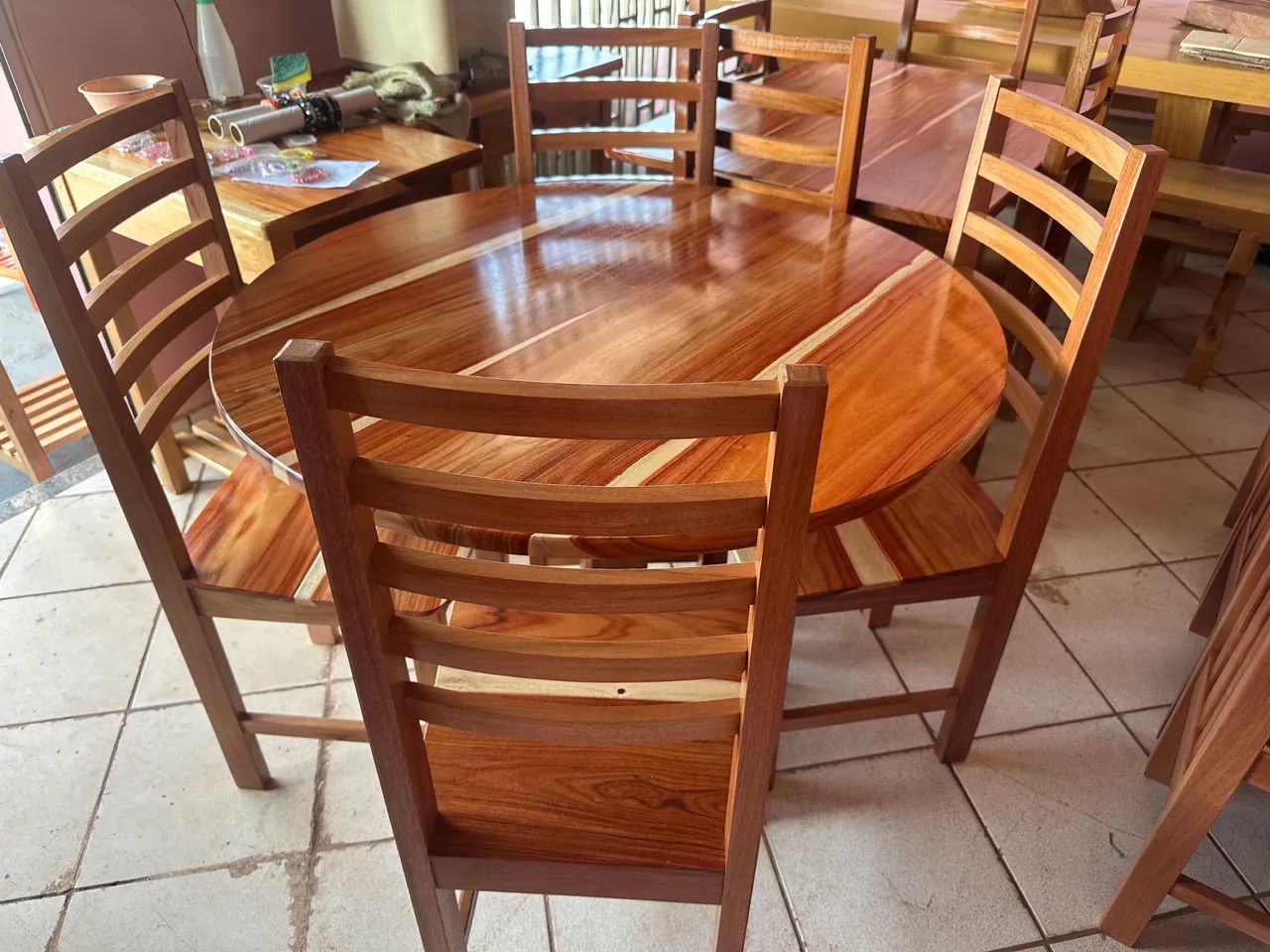 Mesa 4 cadeiras pernas torneadas  - Foto 3