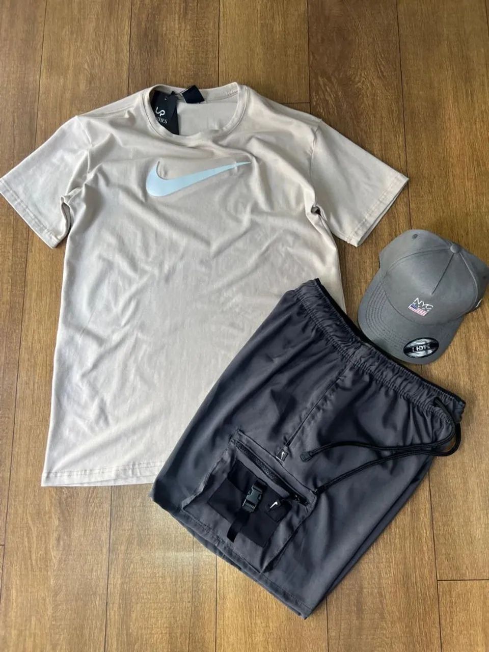 Conjunto Nike - Camiseta Bege e Shorts Preto - Foto 2