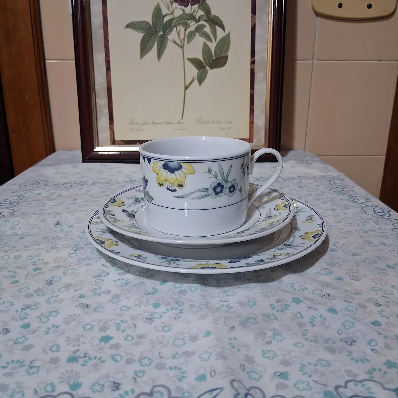 Trio porcelana Heritage  chá/ café  xícara,  pires e prato de sobremesas.  - Foto 2