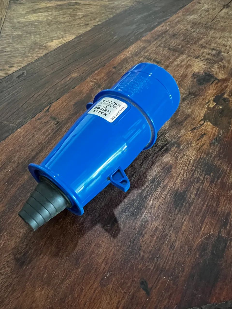 um plugue industrial Newkon da Steck, especificamente um modelo de 2P+T 2 polos + terra