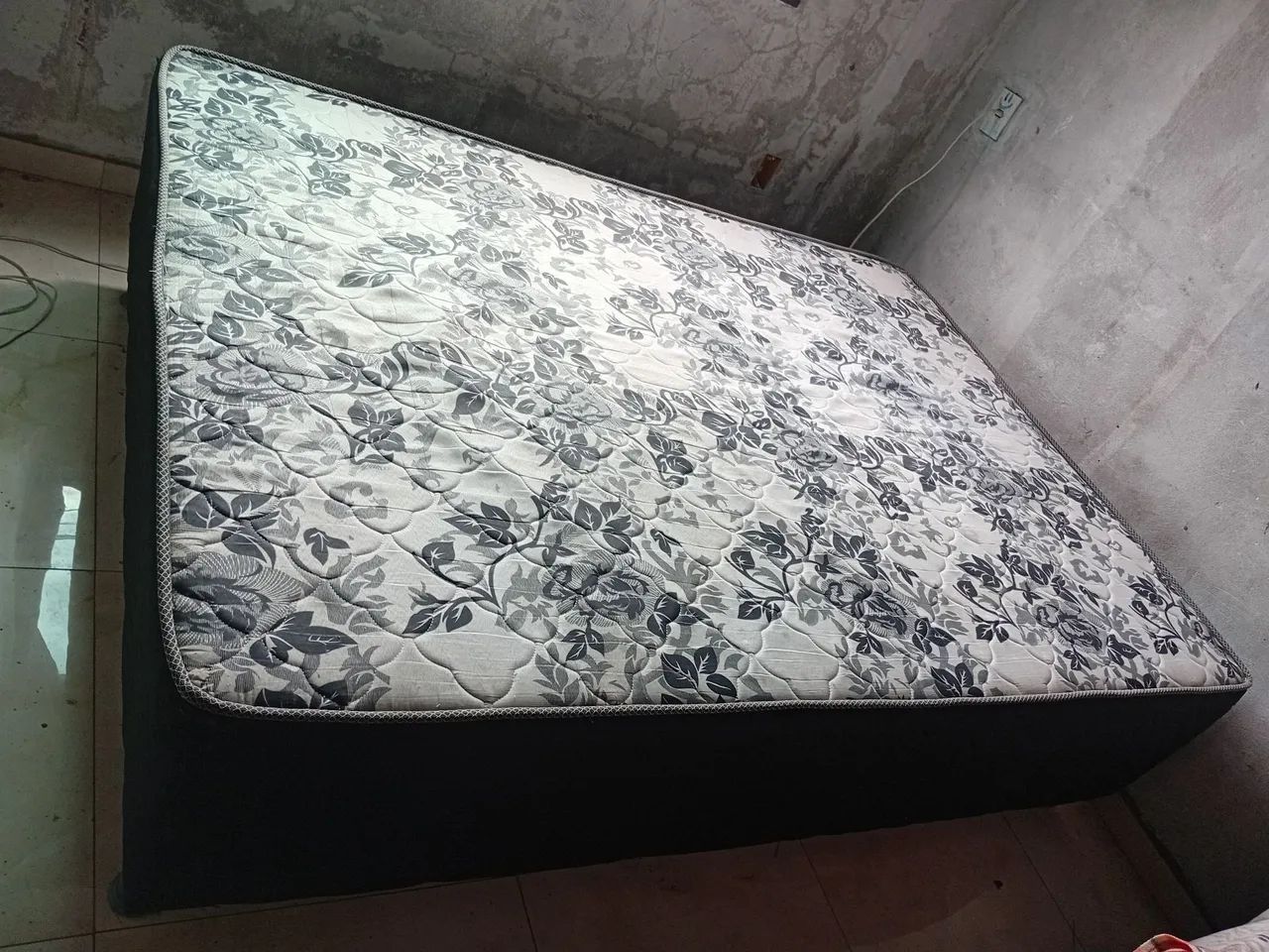 Cama de casal bem conservada.65171916280962123