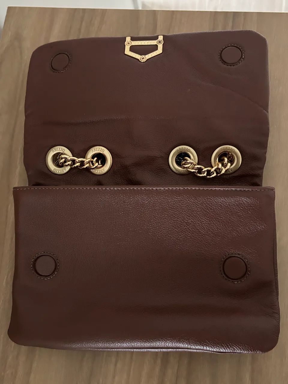 Bolsa Arezzo marrom de couro com alça corrente - Foto 2