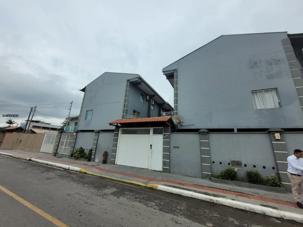 Sobrado para Locação em Camboriú, Monte Alegre, 2 dormitórios, 2 banheiros, 1 vaga