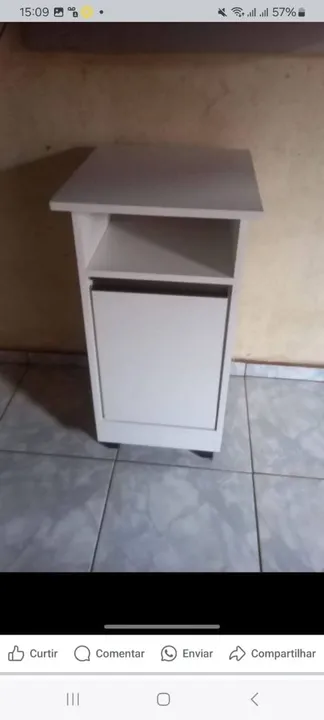 Armário de madeira branco com gaveta. *