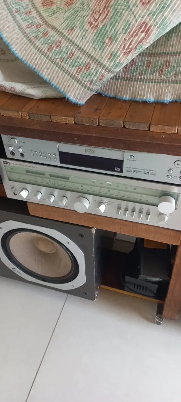 Amplificador de som CCE com 2 caixas e leitor de DVD (acompanha dvds)